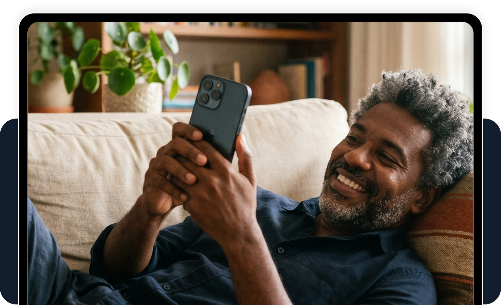 Homem sorrindo usando smartphone no sofá