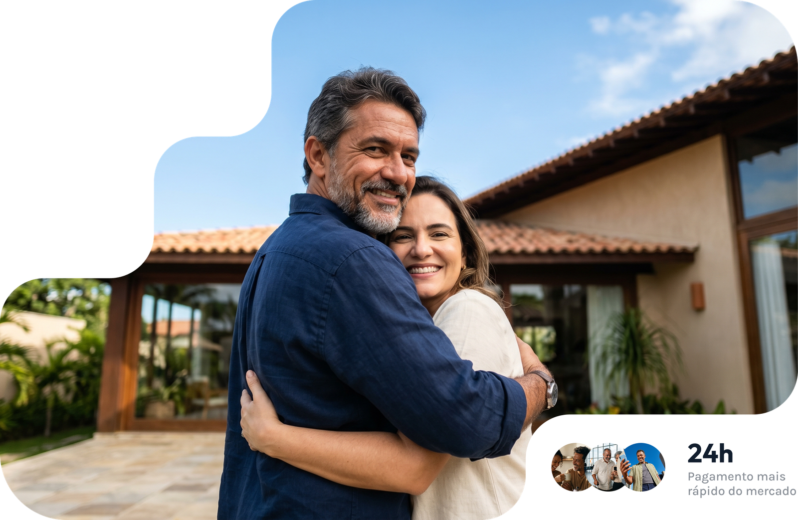 Casal sorrindo abraçado em frente a uma casa, com ícones de pagamento 24h.